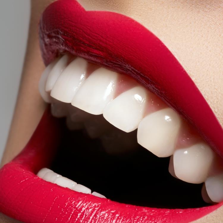 η επίδραση του ελαίου καρύδας είναι λάδι καρύδας υγιή λευκά δόντια