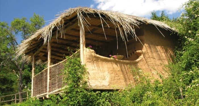 οικολογικά κτίριο λάσπη σπίτι χωριό leshten βουλγαρία