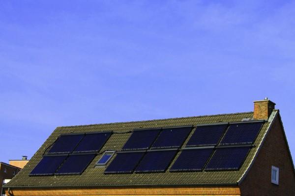 Οικολογικές εξωτερικές προσόψεις Έτσι το δικό σας σπίτι γίνεται πιο περιβαλλοντικά συνειδητοποιημένο πάνελ ηλιακής ενέργειας