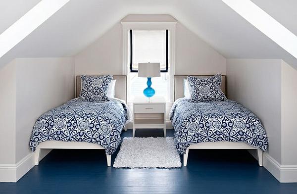 συμπαγή κρεβατοκάμαρα μονό κρεβάτια με επιτραπέζια φωτιστικά σε σχήμα κρεβατιού