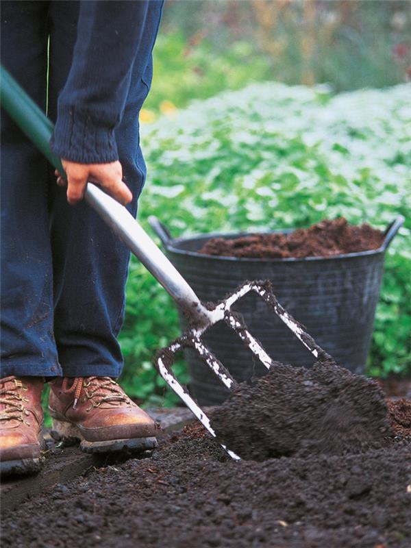 Δημιουργήστε λίπασμα Φτιάξτε το δικό σας λίπασμα Χαλαρώστε το χώμα