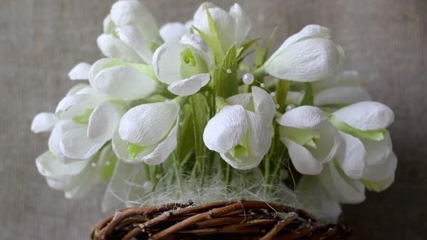 Φτιάξτε ένα καλάθι με ανοιξιάτικα λουλούδια με χαρτί κρέπα