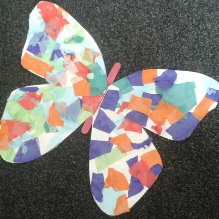 δημιουργικές χειροτεχνίες που χρησιμοποιούν τα παιδιά χαρτοπετσέτα δημιουργούν χρωματιστές πεταλούδες