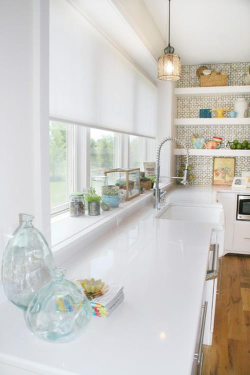 συμβουλές για παράθυρα κουζίνας μοντέρνο σχεδιασμό λευκή γυαλιστερή επιφάνεια του νεροχύτη