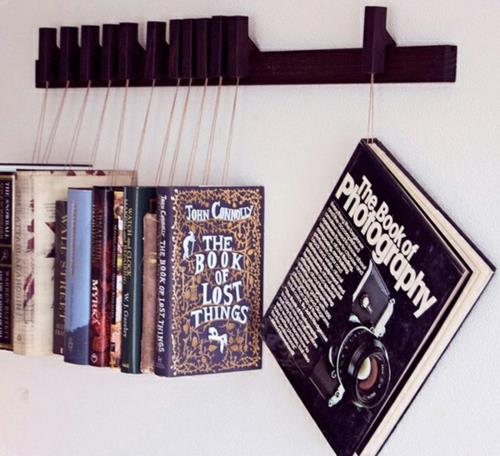 δημιουργική ιδέα αποθήκευσης βιβλίων που κρέμεται στον τοίχο