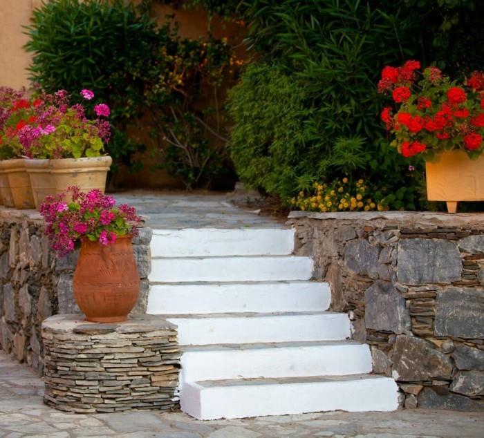 δημιουργικές ιδέες κήπου λουλούδια πέτρες λευκές σκάλες κήπου