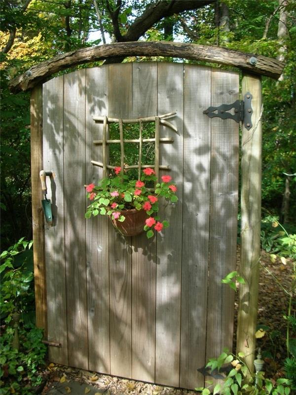 δημιουργικές ιδέες κήπου διακόσμηση κήπου diy ρουστίκ λουλούδια πόρτας