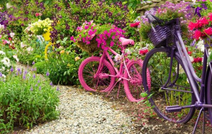 δημιουργικές ιδέες κήπου για μικρούς κήπους ροζ ποδηλάτου