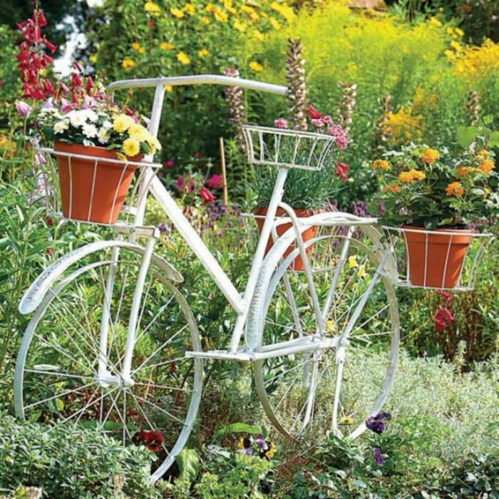 δημιουργικές ιδέες κήπου για μικρούς κήπους λευκό ποδηλάτου