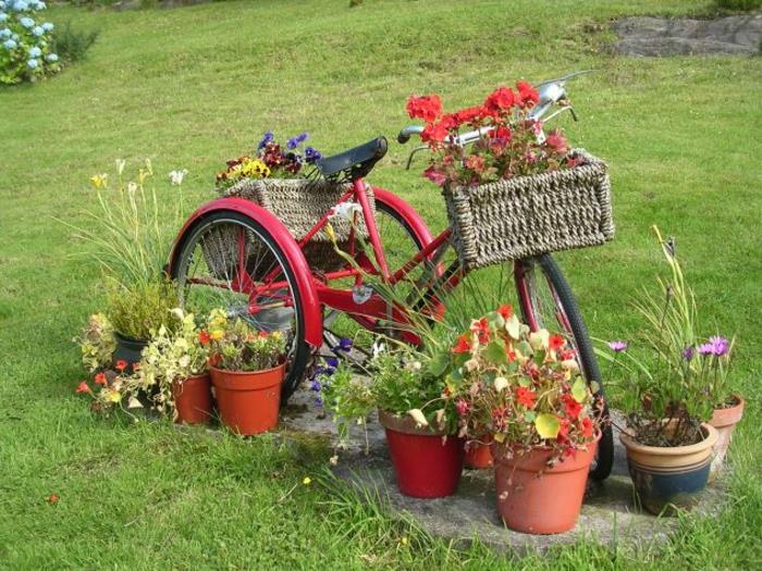 δημιουργικές ιδέες κήπου για μικρούς κήπους ψάθινα καλάθια ποδηλάτων