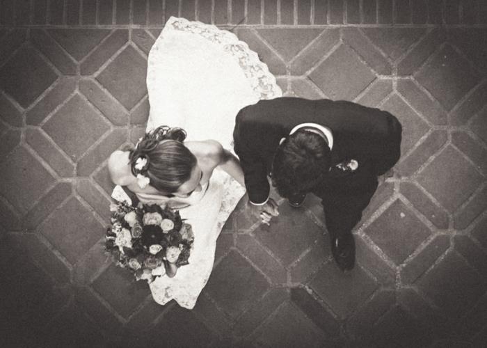 δημιουργικές γαμήλιες κάρτες γαμήλια διακόσμηση ασπρόμαυρη φωτογραφία