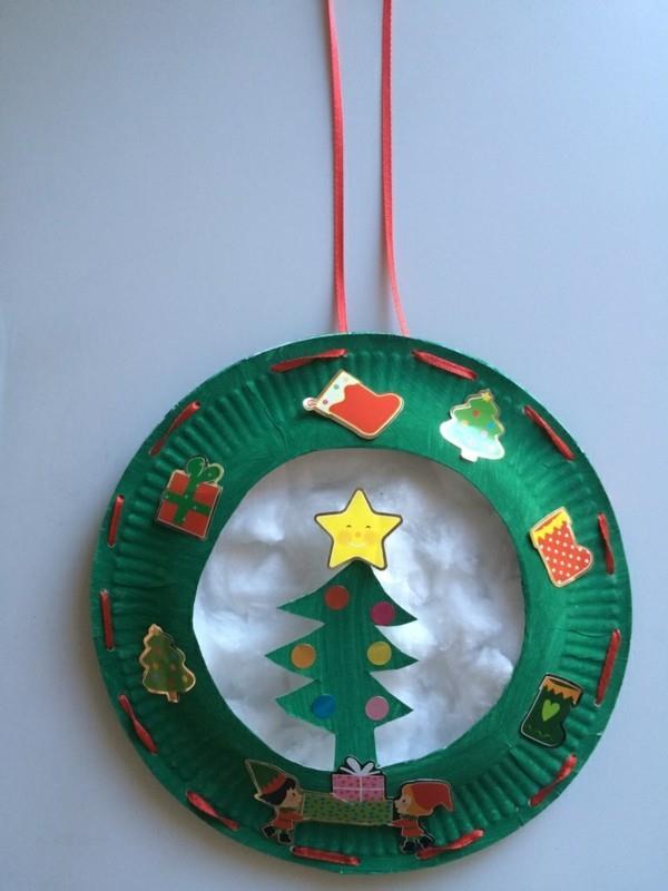 φτιάξτε δημιουργικό χριστουγεννιάτικο στεφάνι από χάρτινα πιάτα με παιδιά