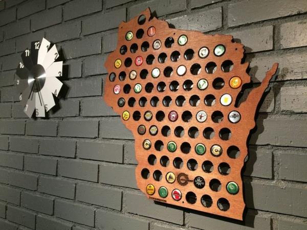 δημιουργικά τσιμπήματα ξύλινων χάρτων καπάκια μπουκαλιών μπύρας