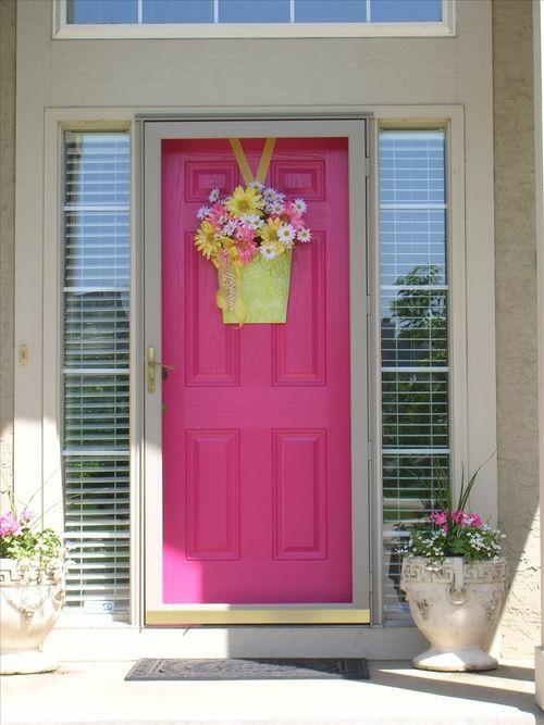 δημιουργικός σχεδιασμός μπροστινής πόρτας σε ροζ φωτεινό κλείστρο κάκτων