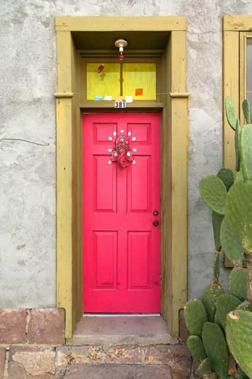 δημιουργικός σχεδιασμός μπροστινής πόρτας σε έντονα ροζ κάκτους