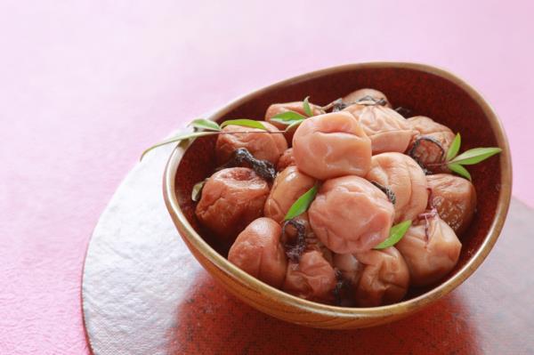 Ξινό ιαπωνικό δαμάσκηνο (umeboshi).