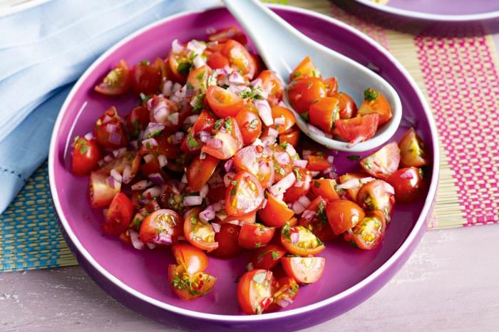 Τα βότανα στην κουζίνα χρησιμοποιούν κόλιανδρο για τις ντομάτες