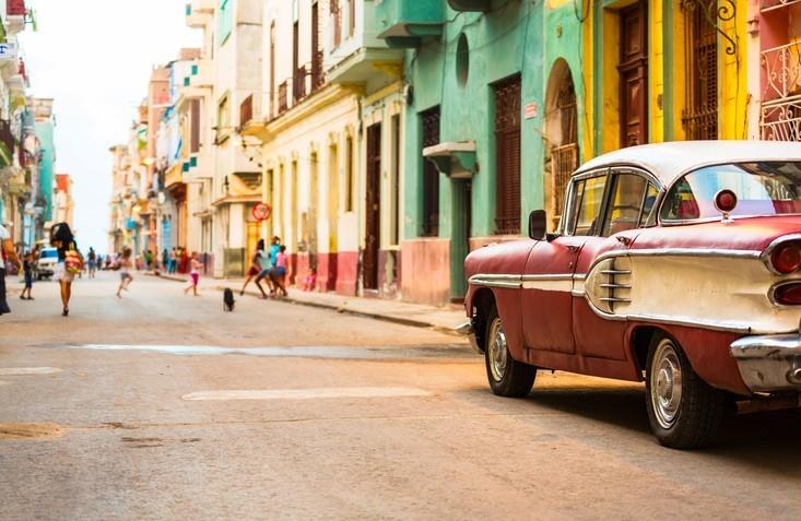 Οδός στην Αβάνα, Κούβα με vitage αμερικανικό αυτοκίνητο