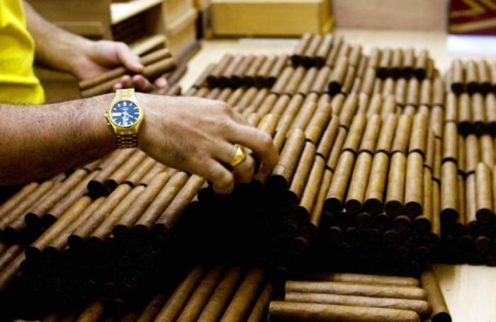 η Κούβα ταξιδεύει μεμονωμένους δρόμους με κουβανέζικα πούρα