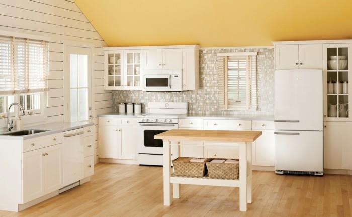 κουζίνα με κεκλιμένη οροφή κίτρινους τόνους ξύλινο πάτωμα ιδέες αποθηκευτικού χώρου