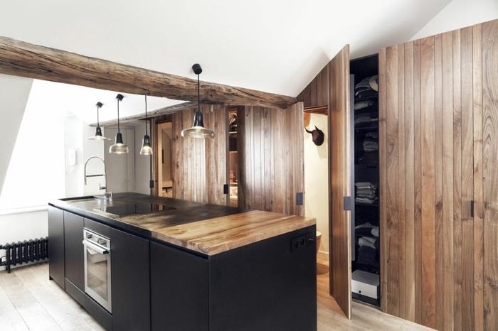 Κουζίνα με επικλινή ξύλινη επένδυση τοίχου