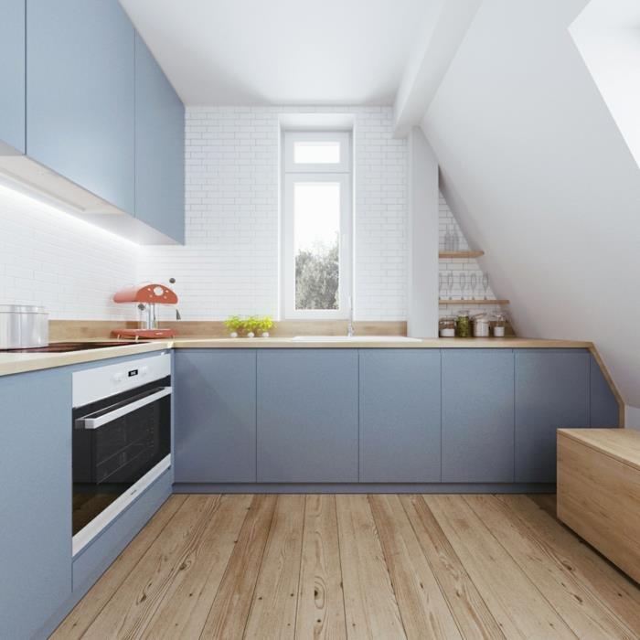 κουζίνα με κεκλιμένο ξύλινο πάτωμα μπλε ντουλάπια κουζίνας