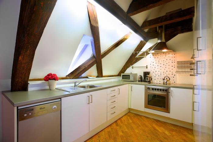 Επιπλώστε λειτουργικά τη μικρή κεκλιμένη οροφή της κουζίνας