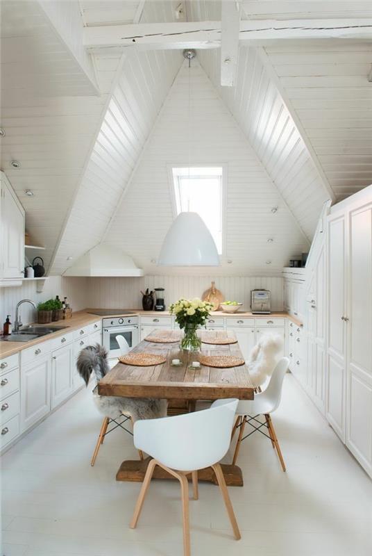κουζίνα με κεκλιμένο λευκό ξύλινο τραπέζι κρεμαστό φωτιστικό