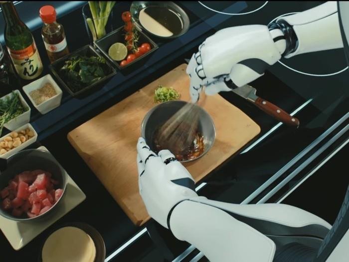 ρομπότ συσκευών κουζίνας προετοιμάζει το ίδιο το φαγητό