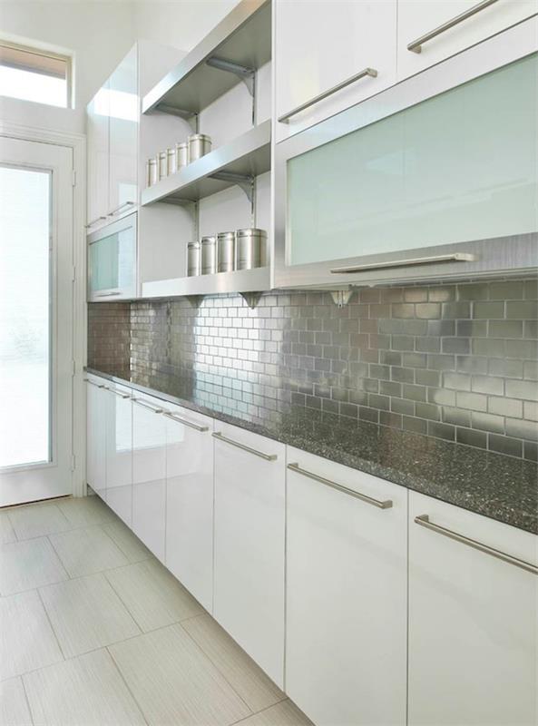 ιδέες κουζίνας πίσω τοίχου μέταλλο εμφάνιση λευκά ντουλάπια κουζίνας