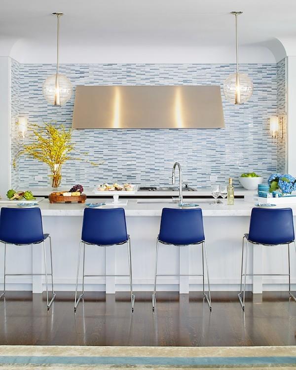 ιδέες κουζίνας πίσω τοίχου ψηφιδωτά πλακάκια μπλε σκαμπό μπαρ