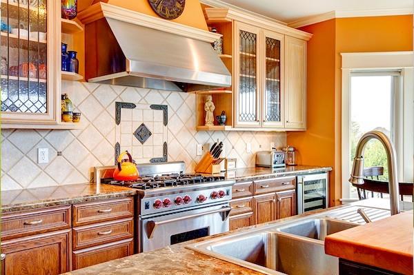 πίσω τοίχος κουζίνας ζεστή κουζίνα πορτοκαλί χρώμα τοίχου