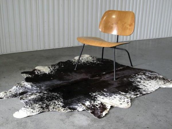 χαλί από δέρμα αγελάδας για ασπρόμαυρη καρέκλα
