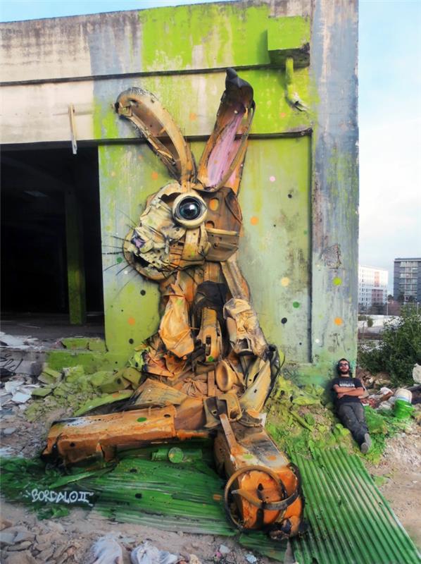 τέχνη από σκουπίδια Bordalo Segundo γιγαντιαίο κουνέλι