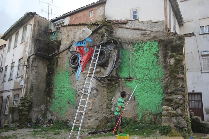 τέχνη από σκουπίδια street art καλλιτέχνης Bordalo Segundo κουκουβάγια διαδικασία εργασίας