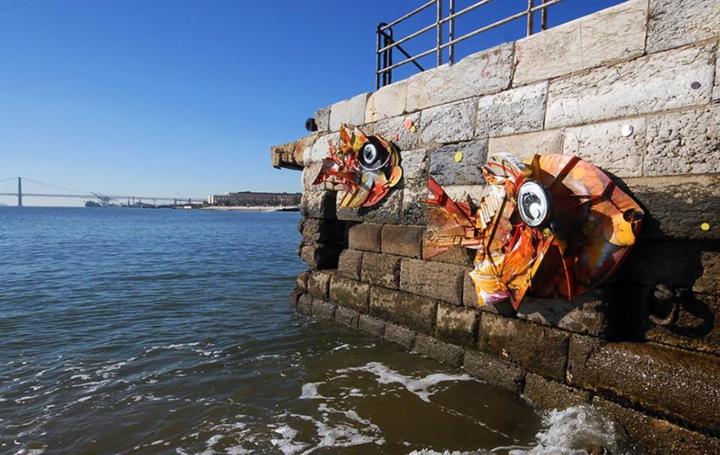τέχνη από σκουπίδια street art καλλιτέχνης Bordalo Segundo fish sea