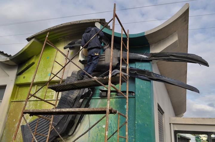τέχνη από σκουπίδια street art καλλιτέχνης Bordalo Segundo που χτίζει ένα πουλί πρόσοψης σπιτιού