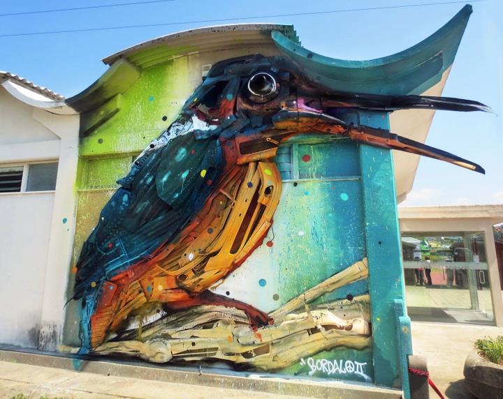 τέχνη από σκουπίδια street art artist Bordalo Segundo house facade bird