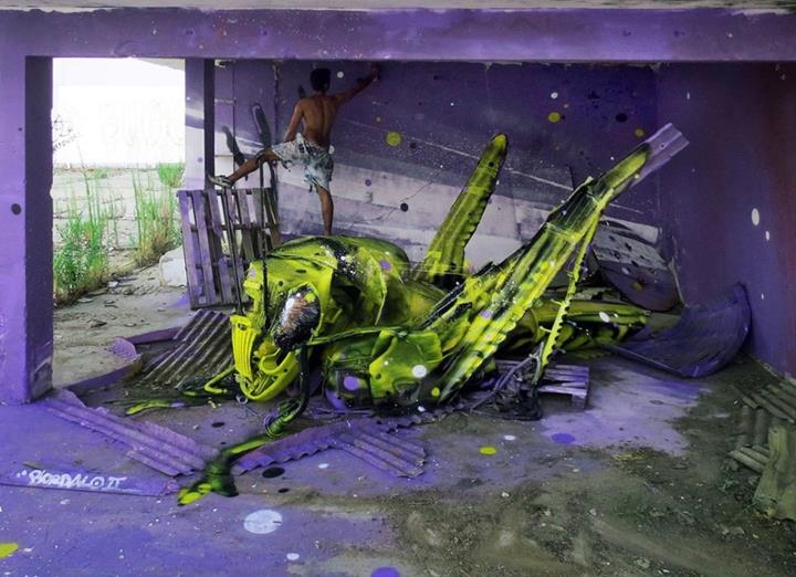 τέχνη από σκουπίδια street art καλλιτέχνης Bordalo Segundo ακρίδα
