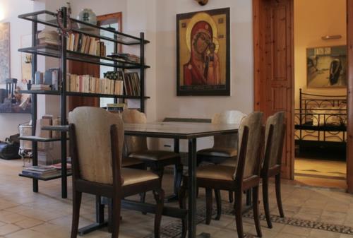 η τέχνη ζωντανεύει το σπίτι απλό τραπέζι φαγητού με γυάλινη επιφάνεια