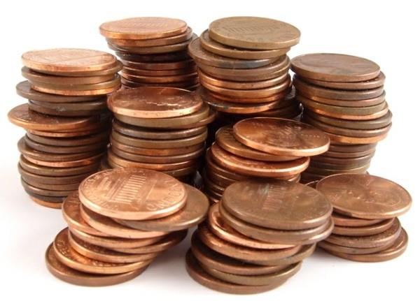 Χάλκινα νομίσματα στο τραπέζι ως μέσο κατά των σφηκών