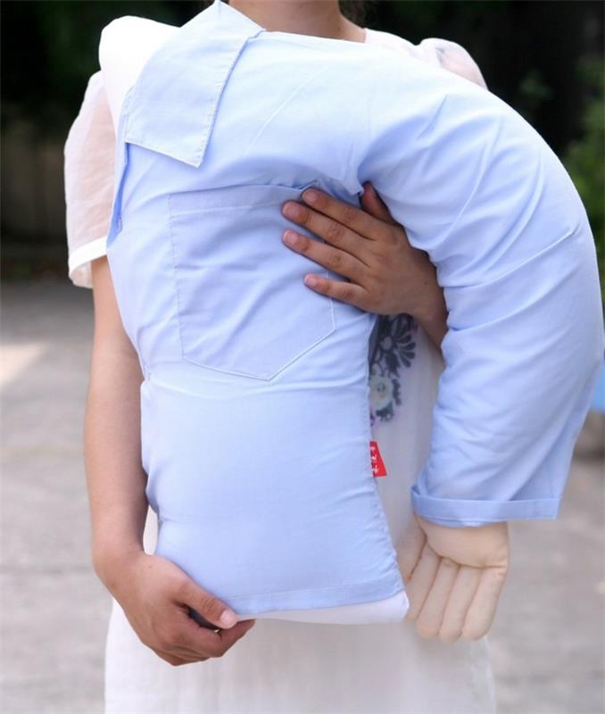 αγκαλιά μαξιλάρι φίλος με πουκάμισο