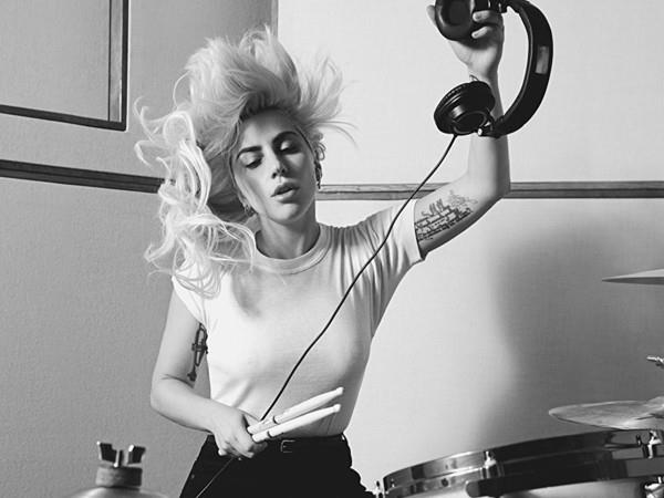 Lady Gaga που ασκεί ασπρόμαυρη φωτογραφία