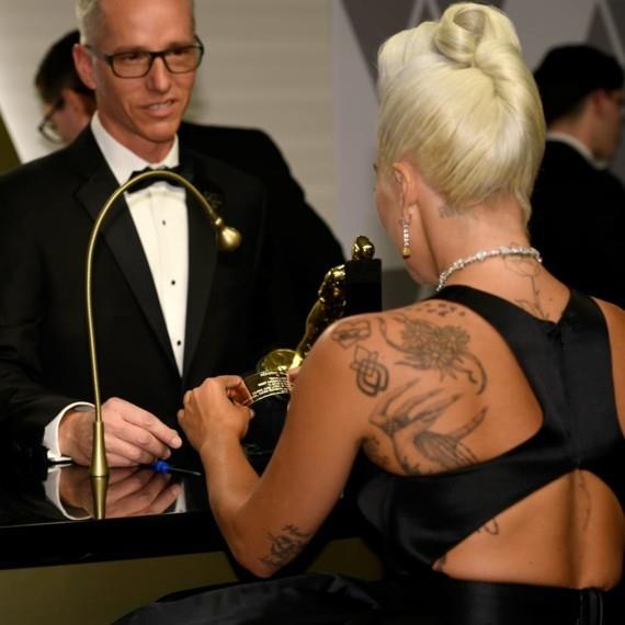 Lady gaga τατουάζ Σύμβολο σεξουαλικής επίθεσης Survivor