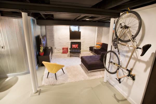 ιδέες αποθήκης ποδήλατο στον τοίχο κρεβάτι πολυθρόνα τηλεόραση σαλόνι