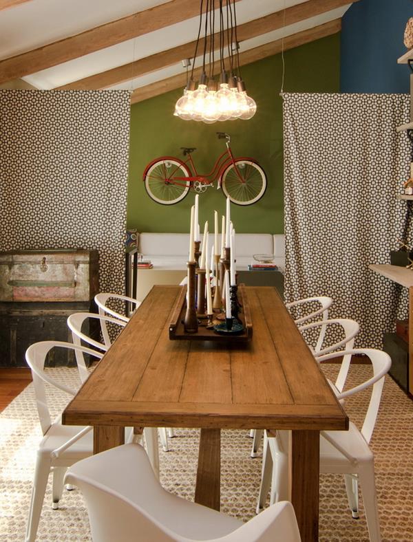 ιδέες αποθήκης ποδήλατο στον τοίχο κρεμαστό φωτιστικό ξύλινο τραπέζι καθιστικές καρέκλες