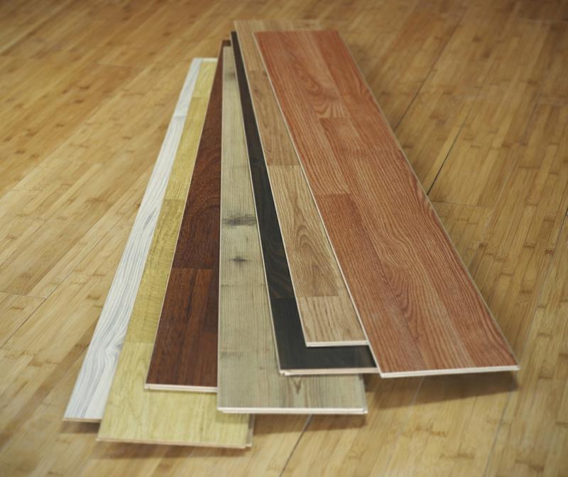 Τοποθέτηση επενδύσεων laminate δαπέδου με χρωματικές αποχρώσεις και κόκκους