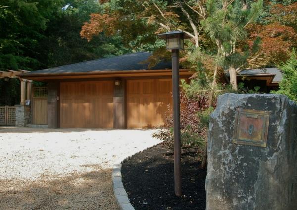 εξοχικό σπίτι vila μπροστά κήπος με γραμματοκιβώτιο χαλίκι ενσωματωμένη φυσική πέτρα
