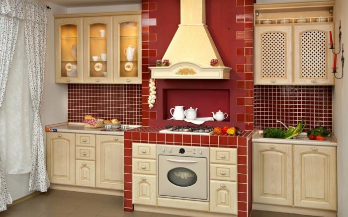 εξοχική κουζίνα κόκκινα πλακάκια τοίχου ξύλινα ντουλάπια κουζίνας μακριές κουρτίνες
