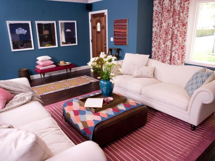 εξοχικό στυλ σαλόνι με επίπλωση ρίγες χαλί μπλε τοίχο